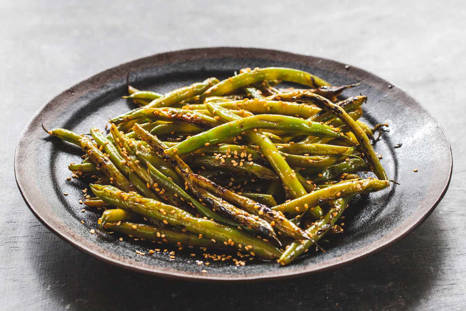 Gochujang green beans on a plate.