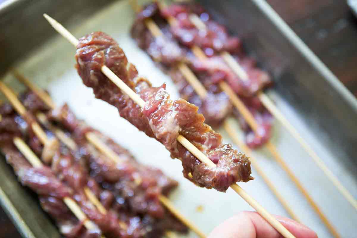 How to grill skirt steak thread the steak skewers