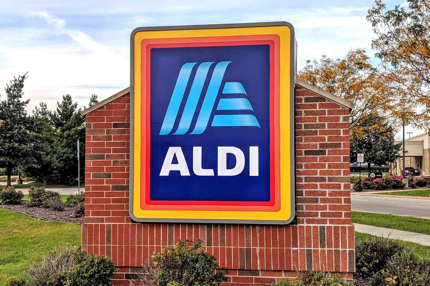 A brick wall featuring the Aldi store logo in a suburban setting