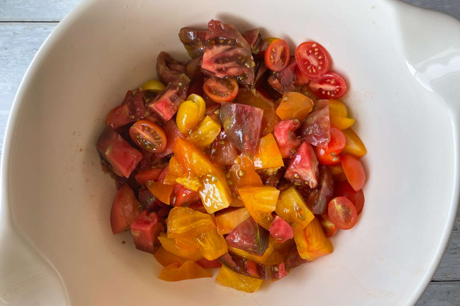 Bowl of Cut Tomatoes for No Cook Tomato Sauce Pasta