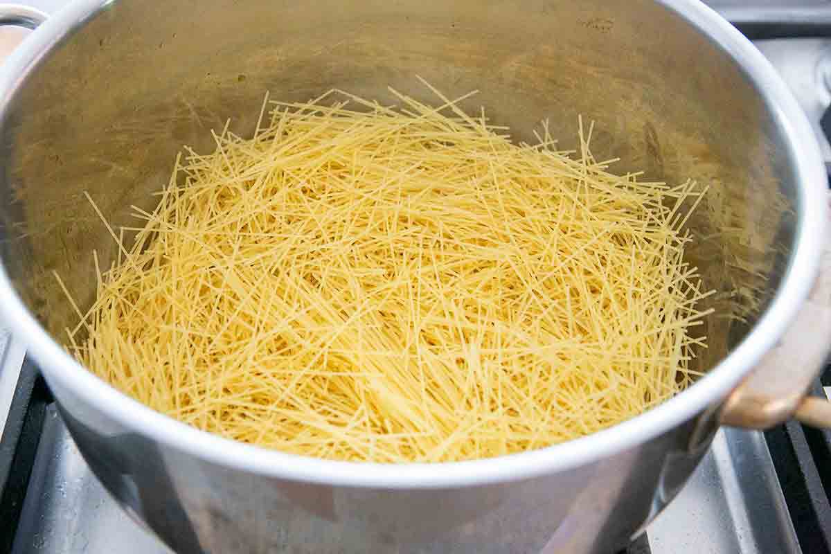 broken noodles in pot for sopa seca de fideo
