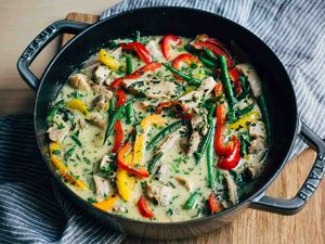 Thai Green Curry paste with chicken and peppers