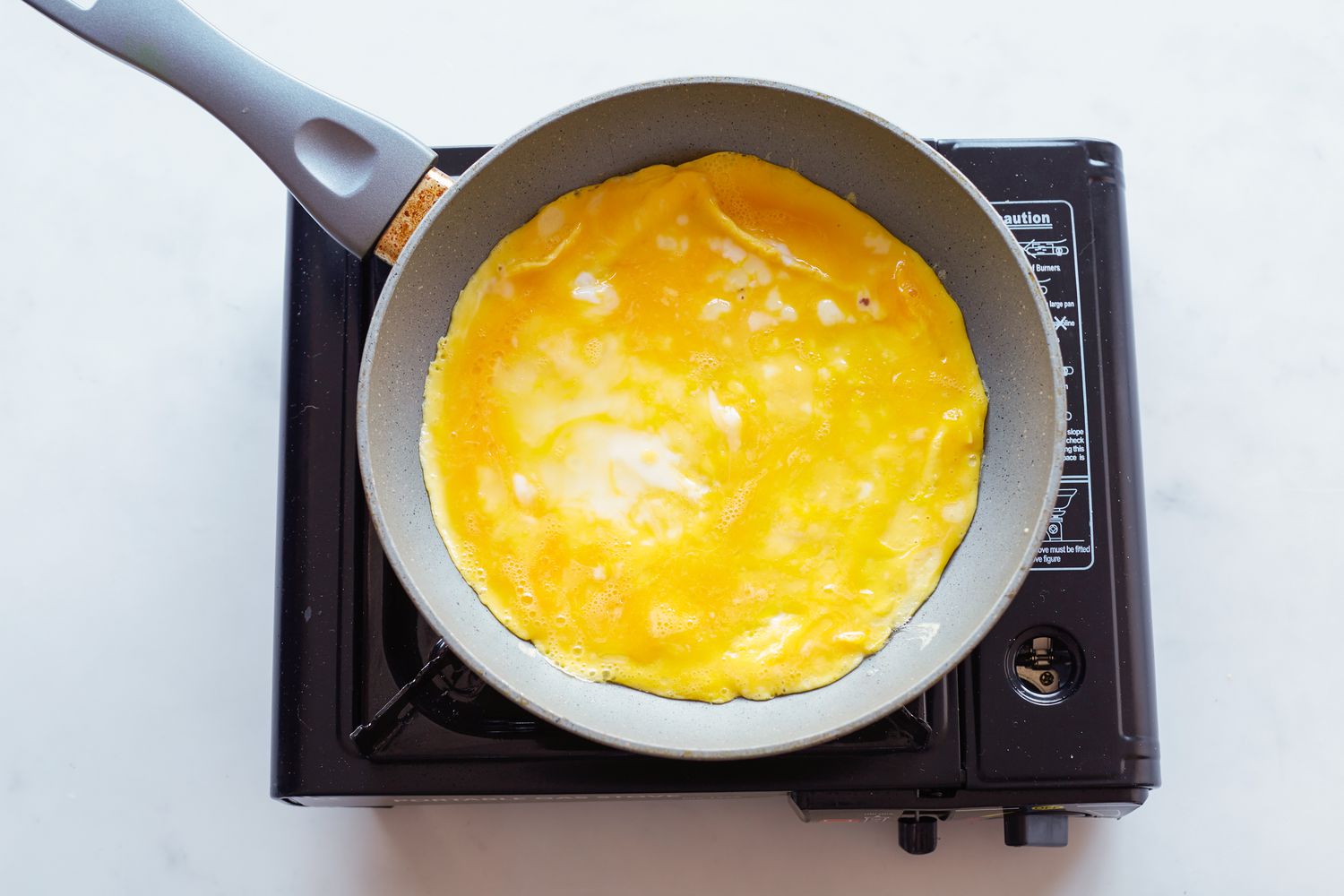Making the omelet for rice cake soup.