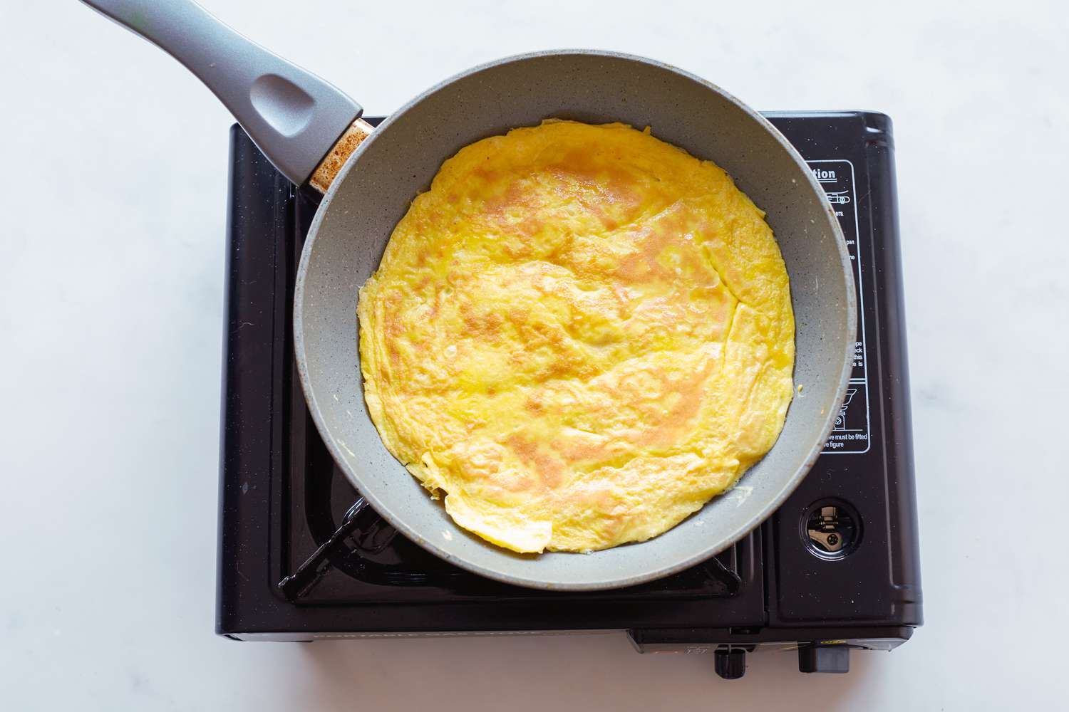 Cooking an omelet for rice cake soup.
