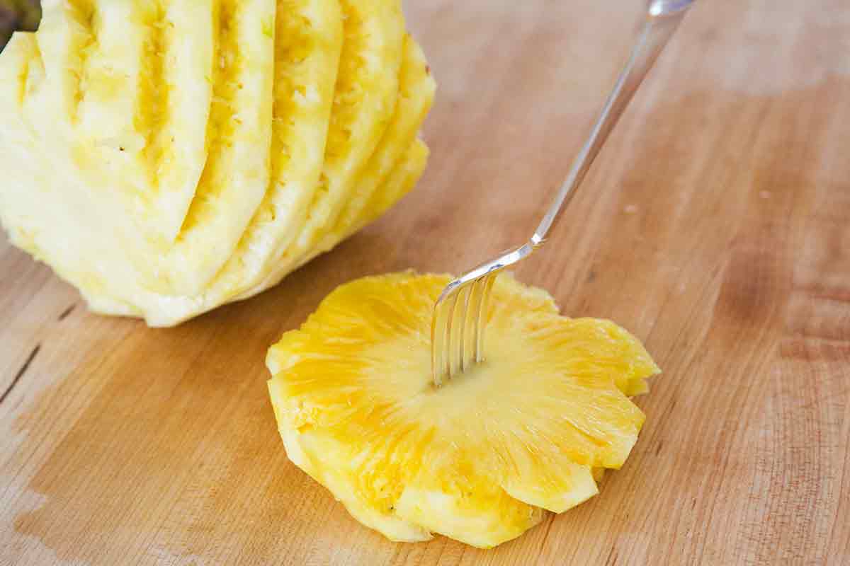 spear pineapple round core with fork