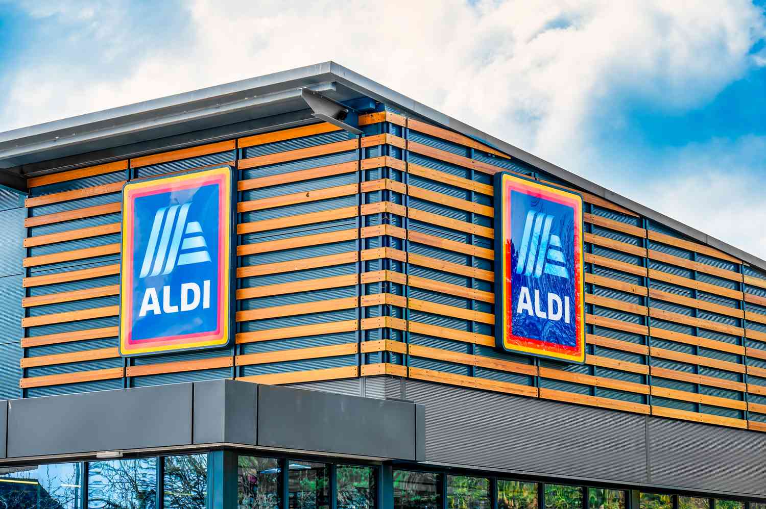 Exterior view of an Aldi grocery store with its logo prominently displayed