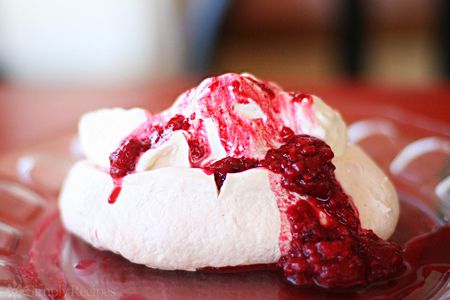 Pavlova with raspberry sauce