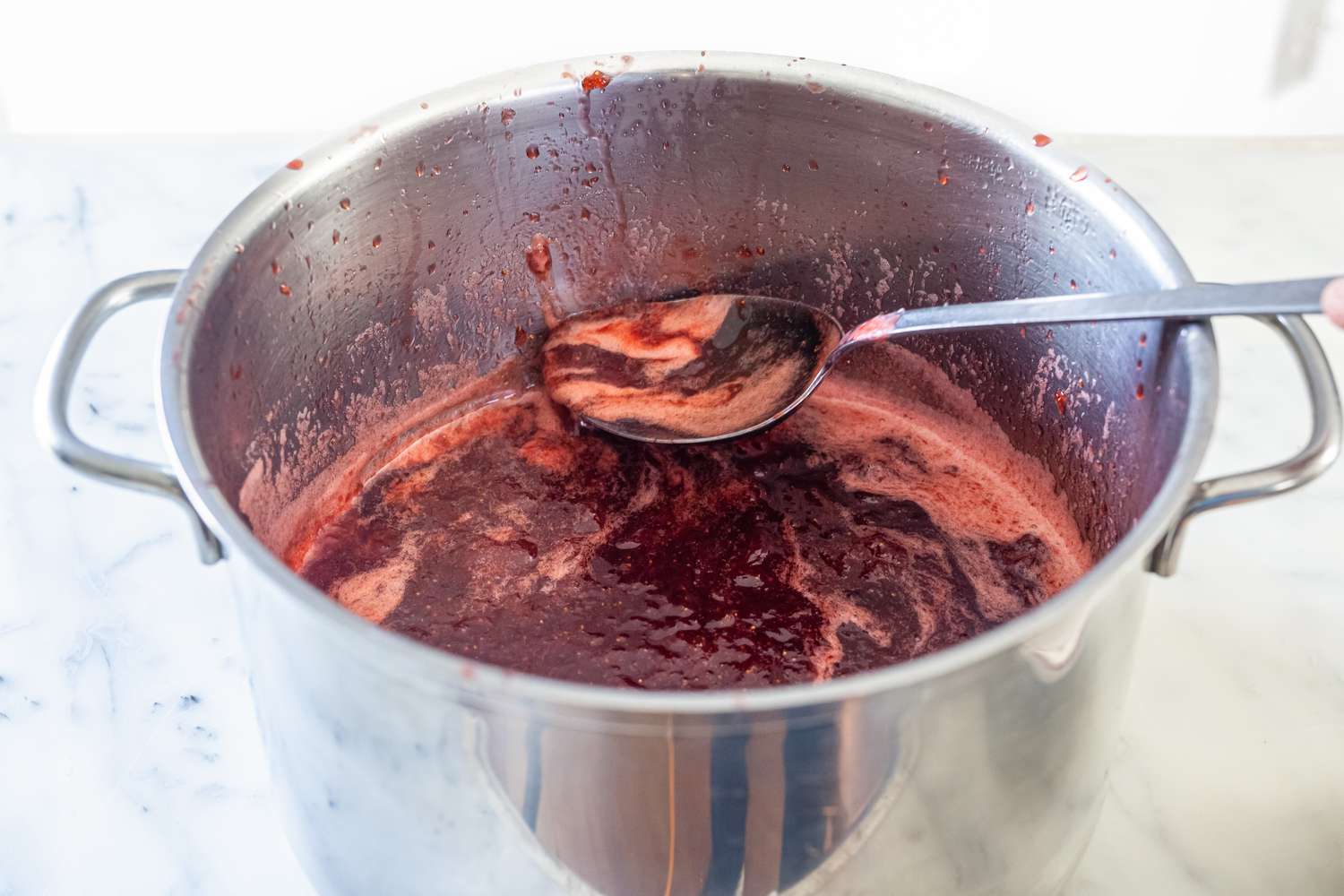 Remove Scum from Strawberry Jam for Canning