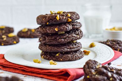 Side view of a stack of chocolate cookies with nutella