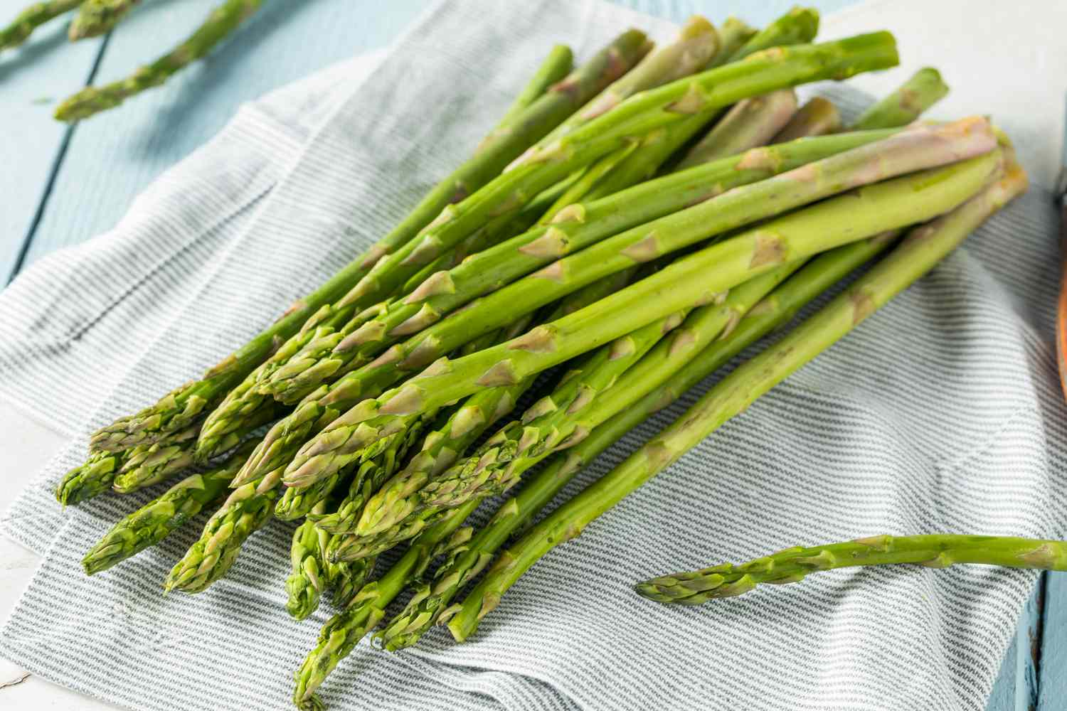 Asparagus on a kitchen towel