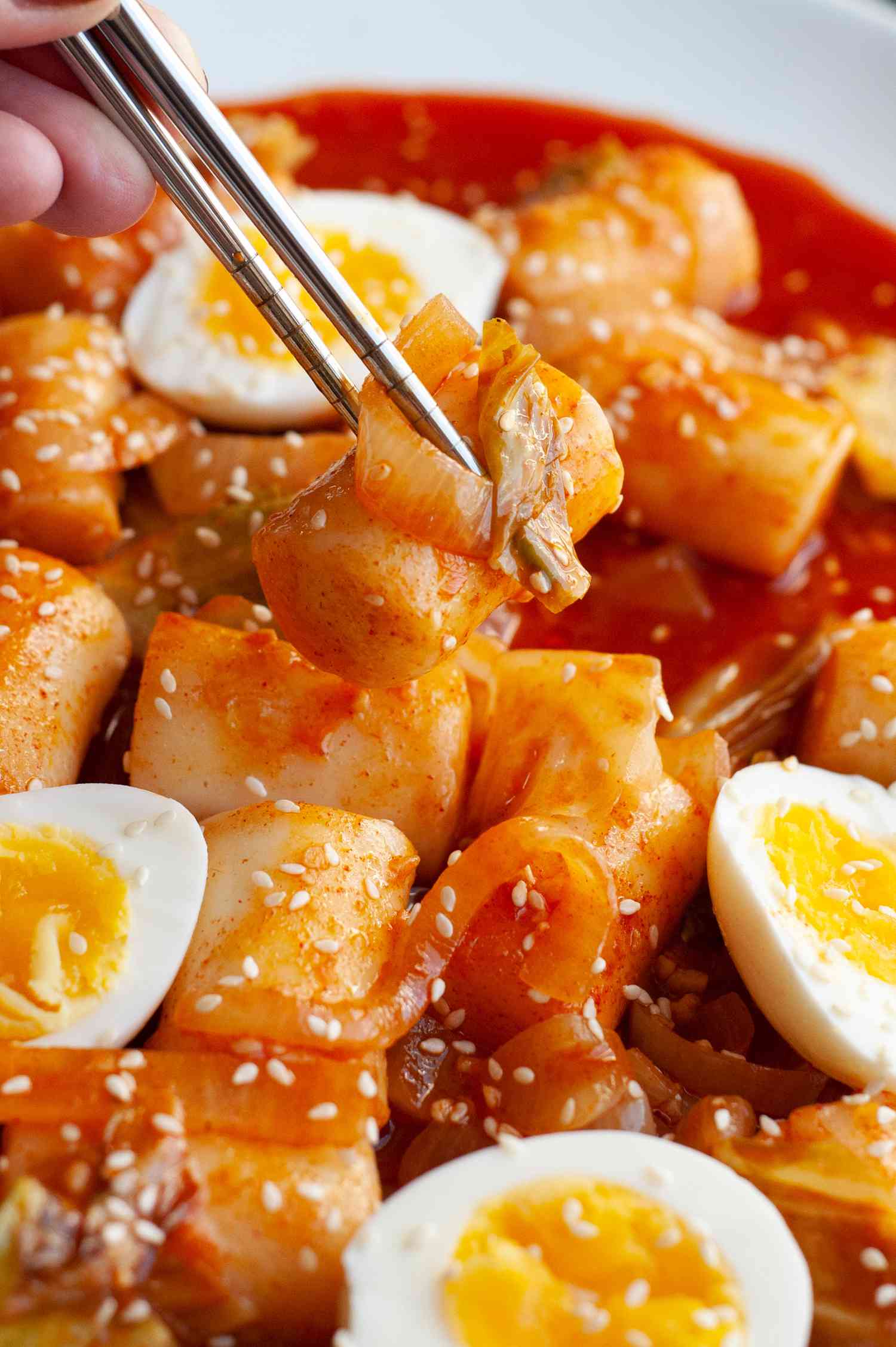Tteokbokki on chopsticks.