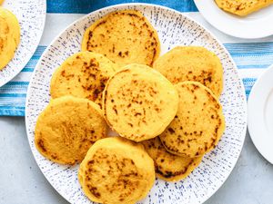 Arepas on a blue plate.