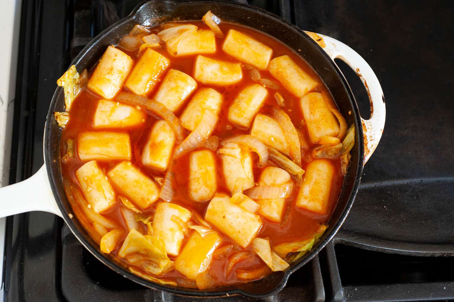 Simmer the tteokbokki.