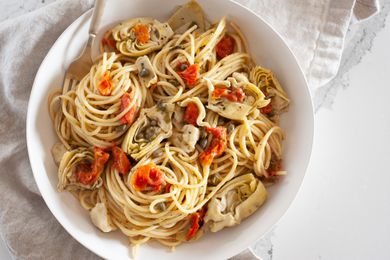 One-Pot Spaghetti with Tomatoes, Artichokes, and Capers in a Bowl