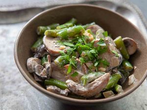 Creamy Green Beans with Mushrooms Side Dish
