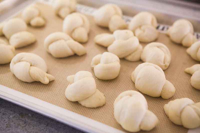 garlic-knots-method-7