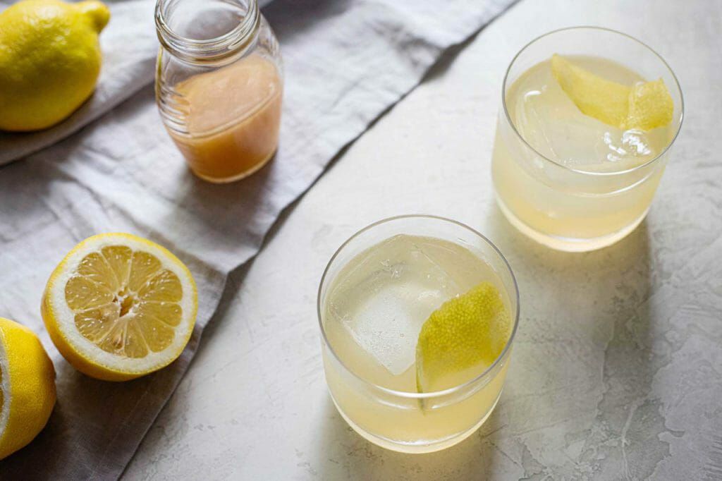 Bee's Knees cocktail with gin and honey