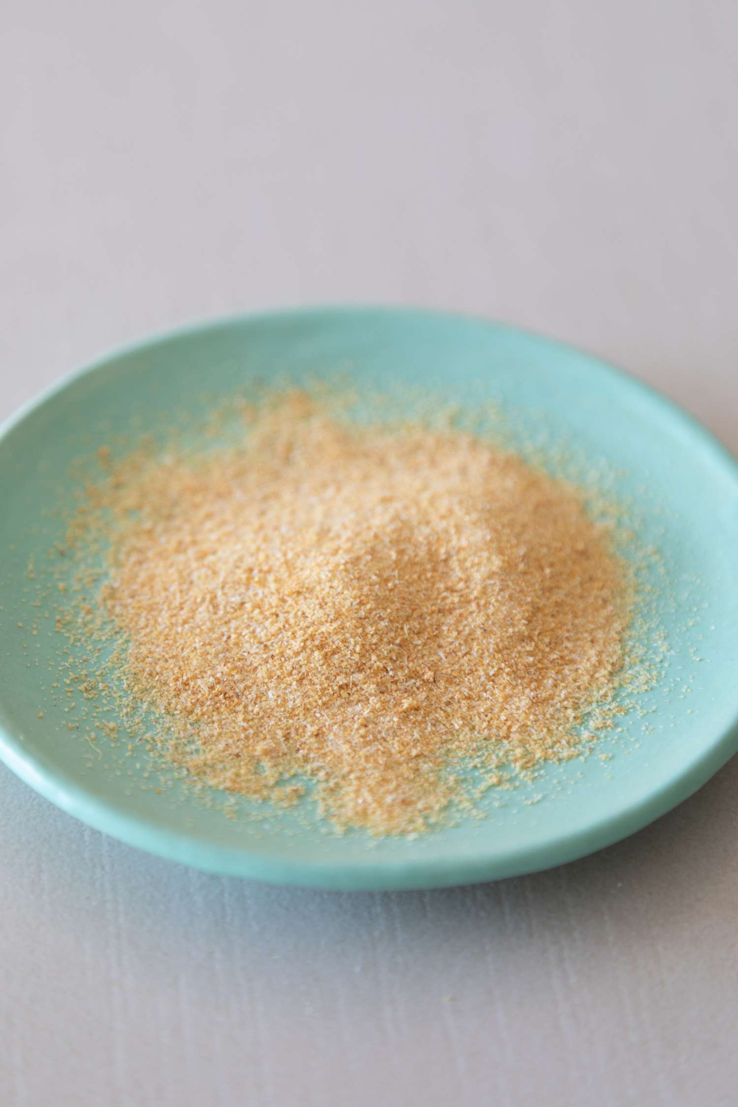Garlic powder on a blue plate