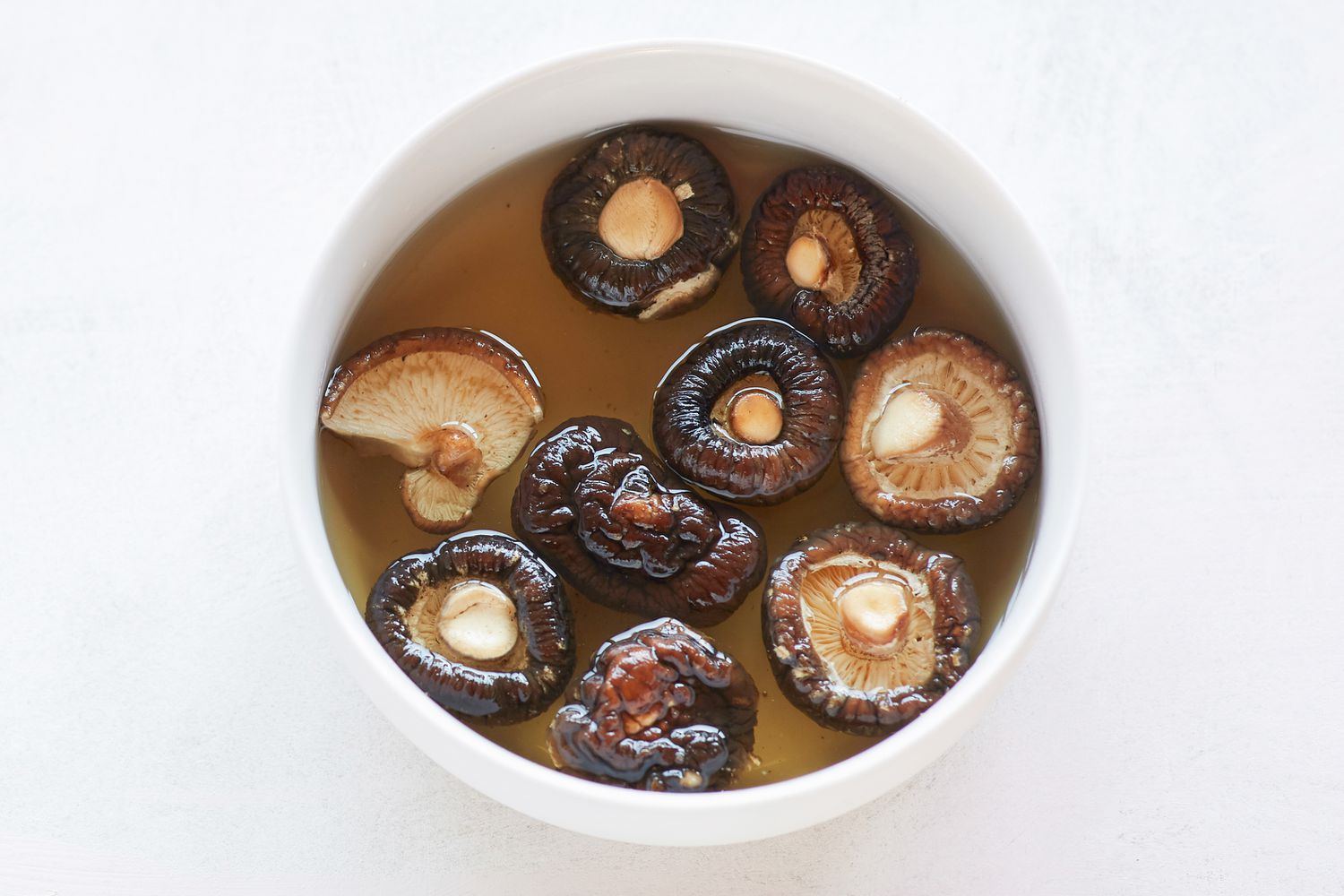 Soaking mushrooms to make a fried spring roll recipe