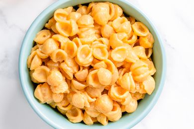 mac and cheese in a bowl 