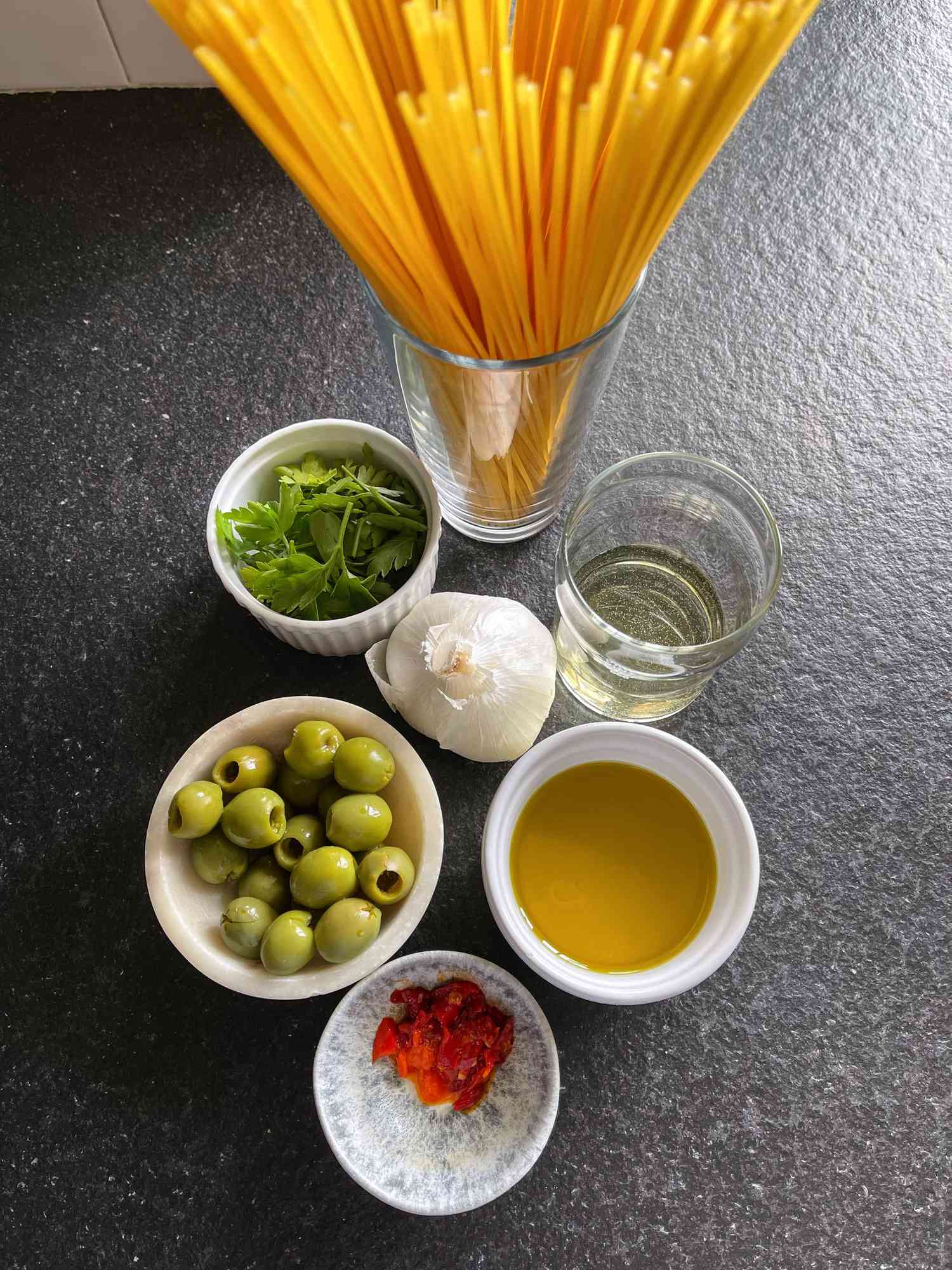 Ingredients to make a 15-minute pasta