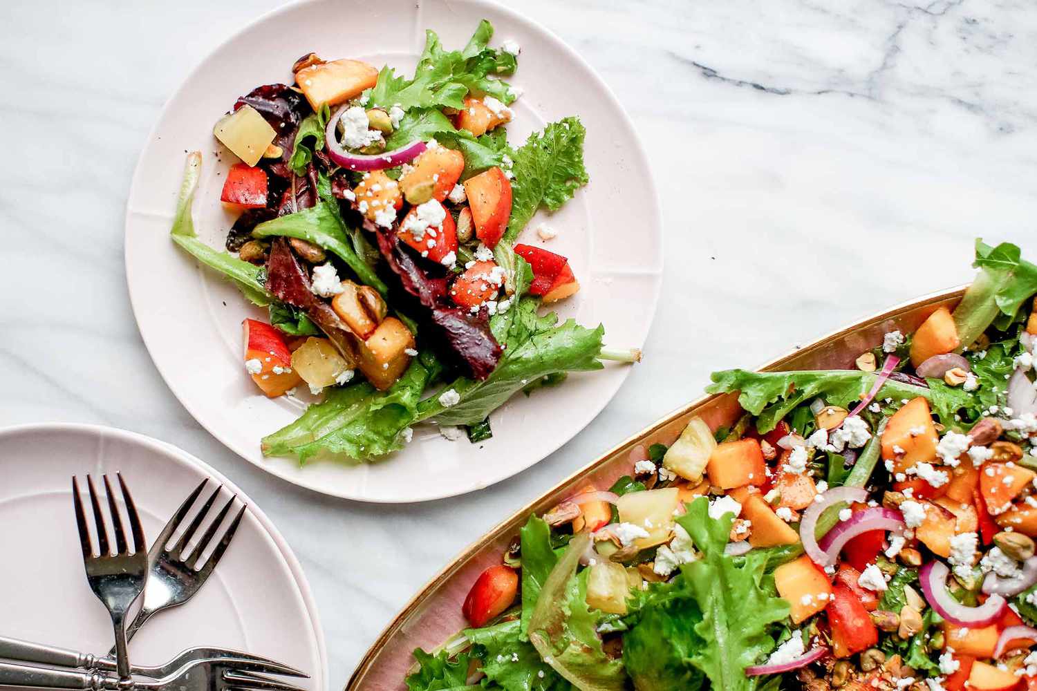 Salad recipe with peaches, goat cheese and basil