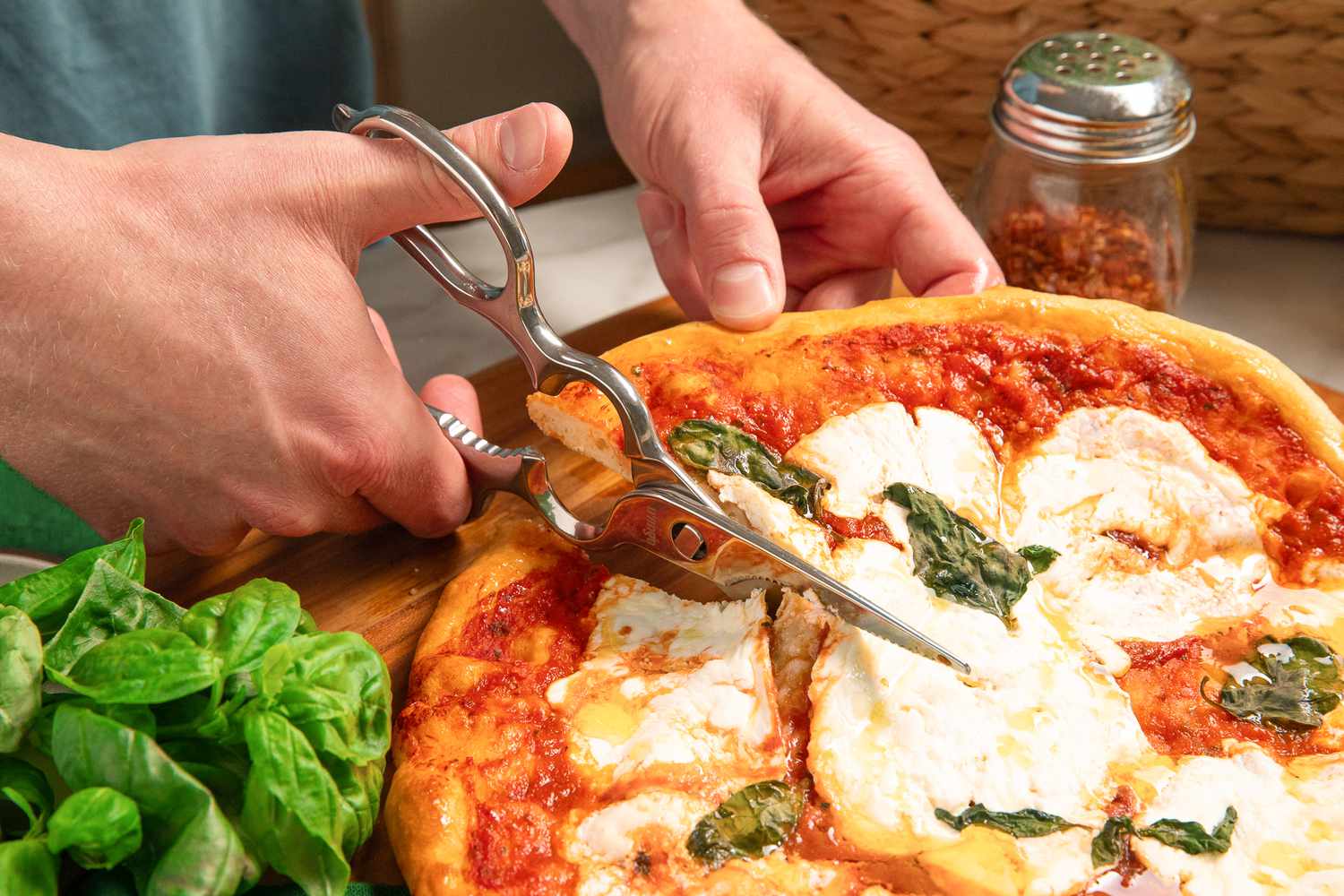 Slicing pizza with kitchen shears