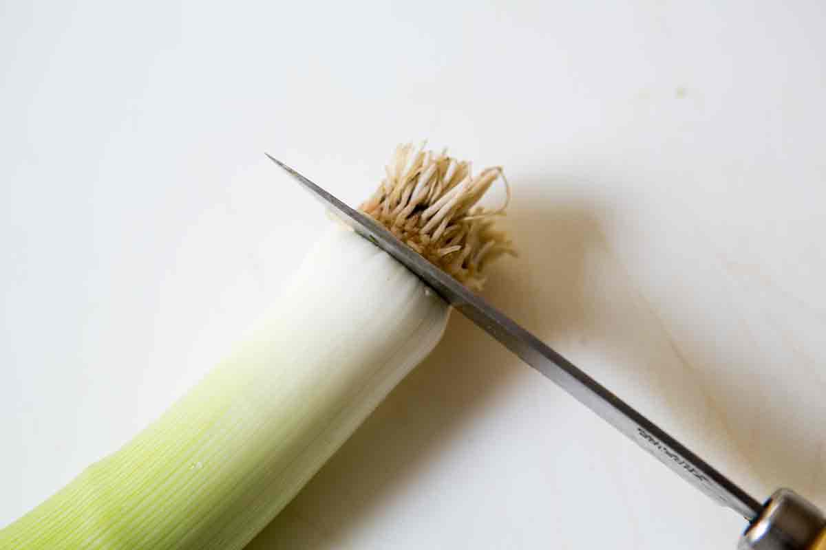 trim the leeks of roots