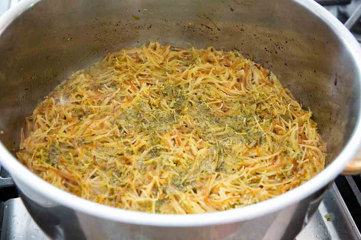 finish cooking sopa seca de fideo in pot