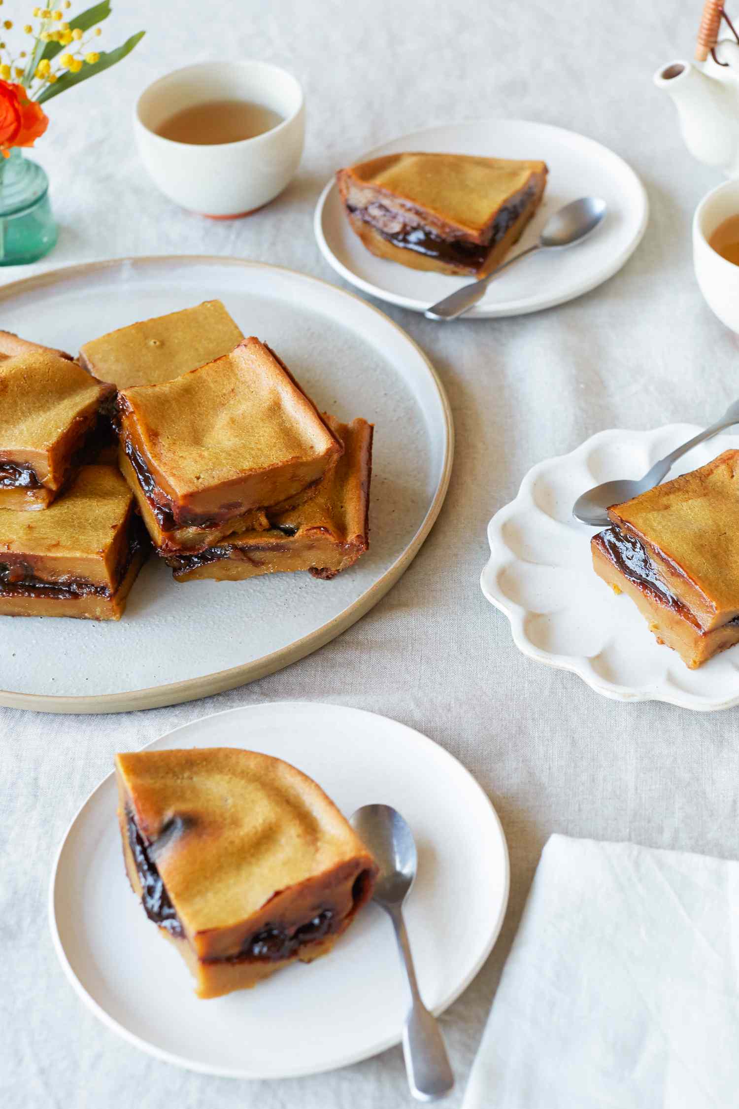 Making sticky rice cake with red bean paste in a bowl.