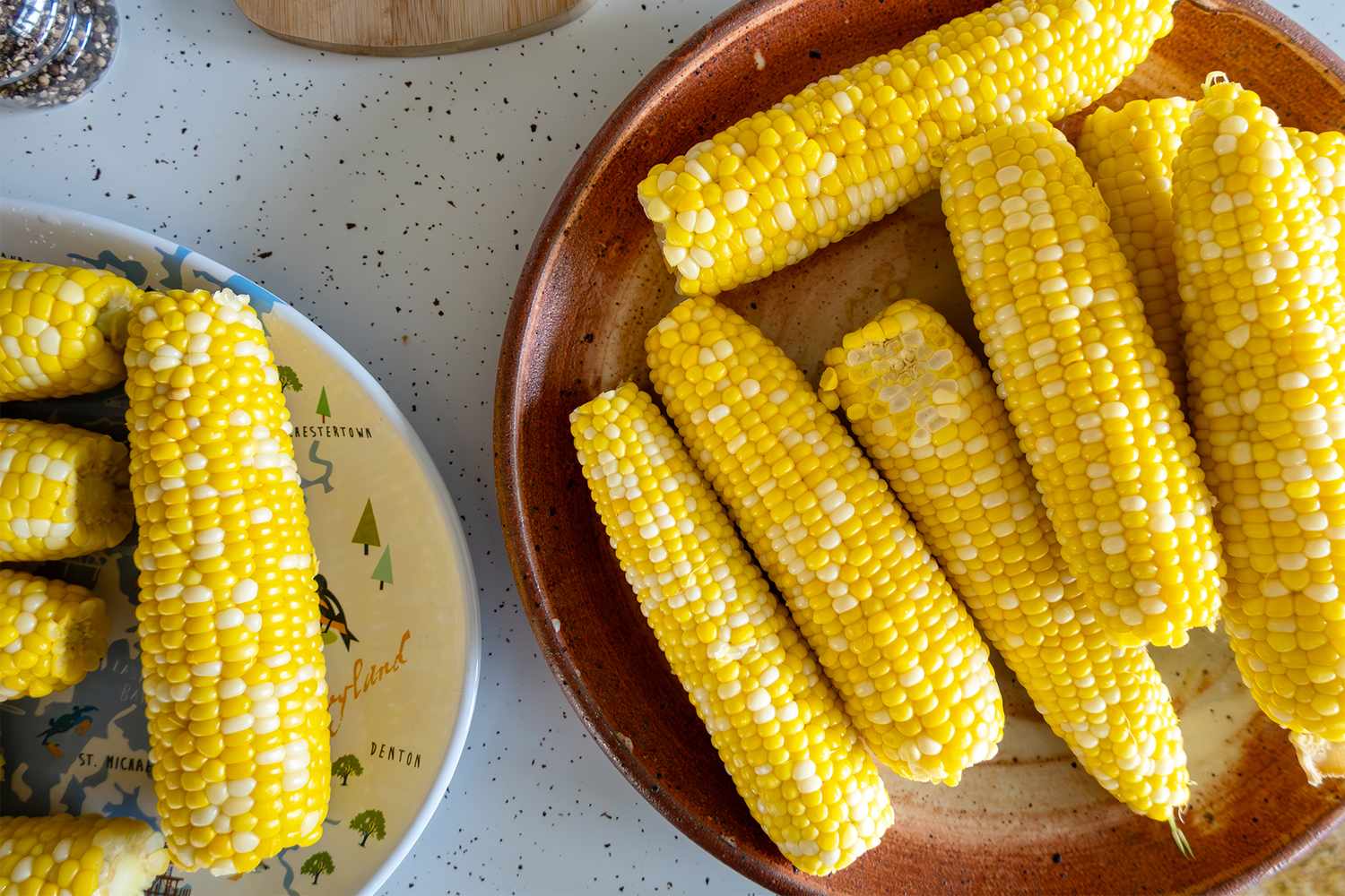 Cooked corn on the cob served on two plates