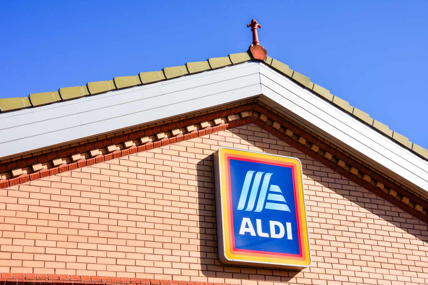 roof and wall of Aldi storefront with Aldi sign