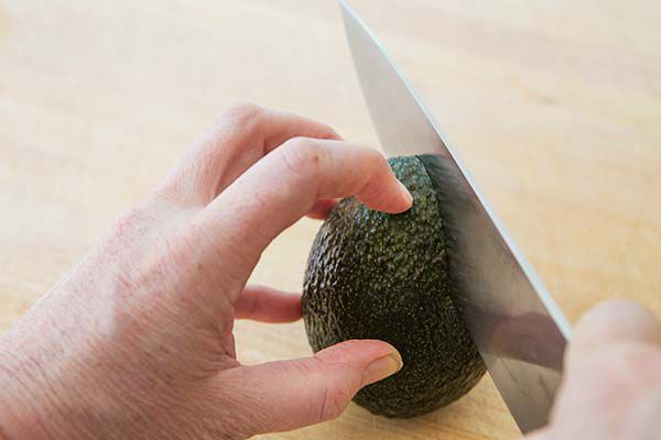 how-to-cut-avocado-method-1a