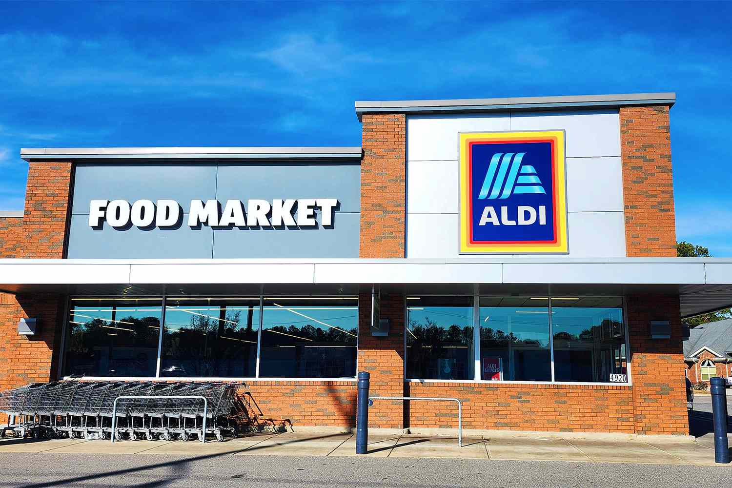 Exterior view of an Aldi food market store