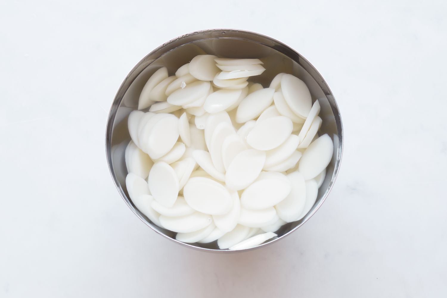 Soaking rice cakes to make rice cake soup.