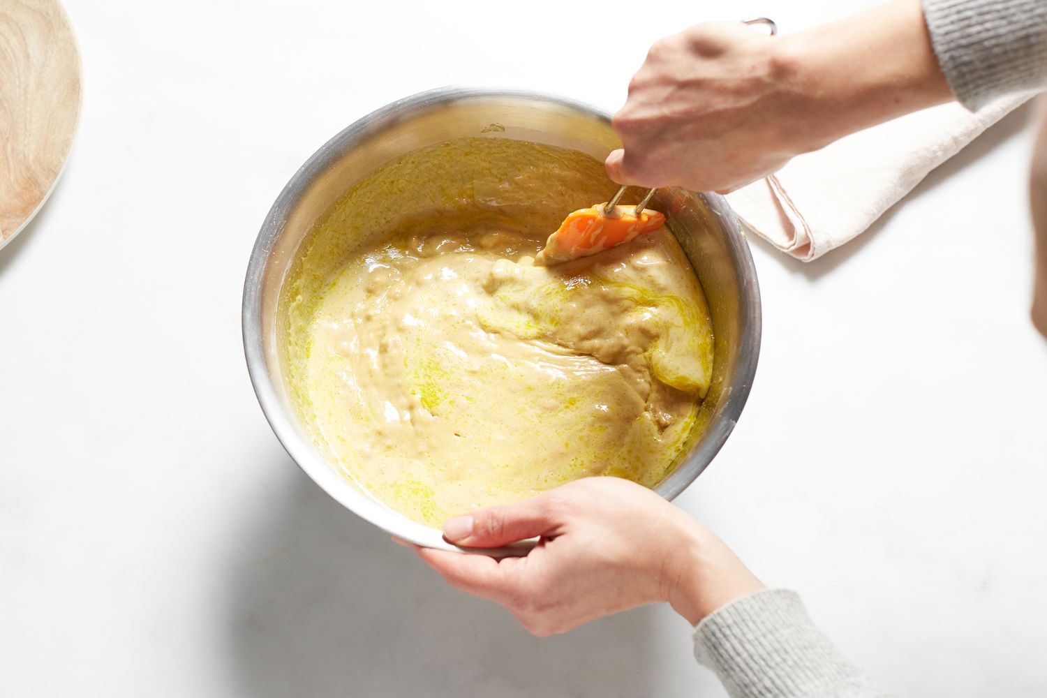 Making sticky rice cake with red bean paste in a bowl.