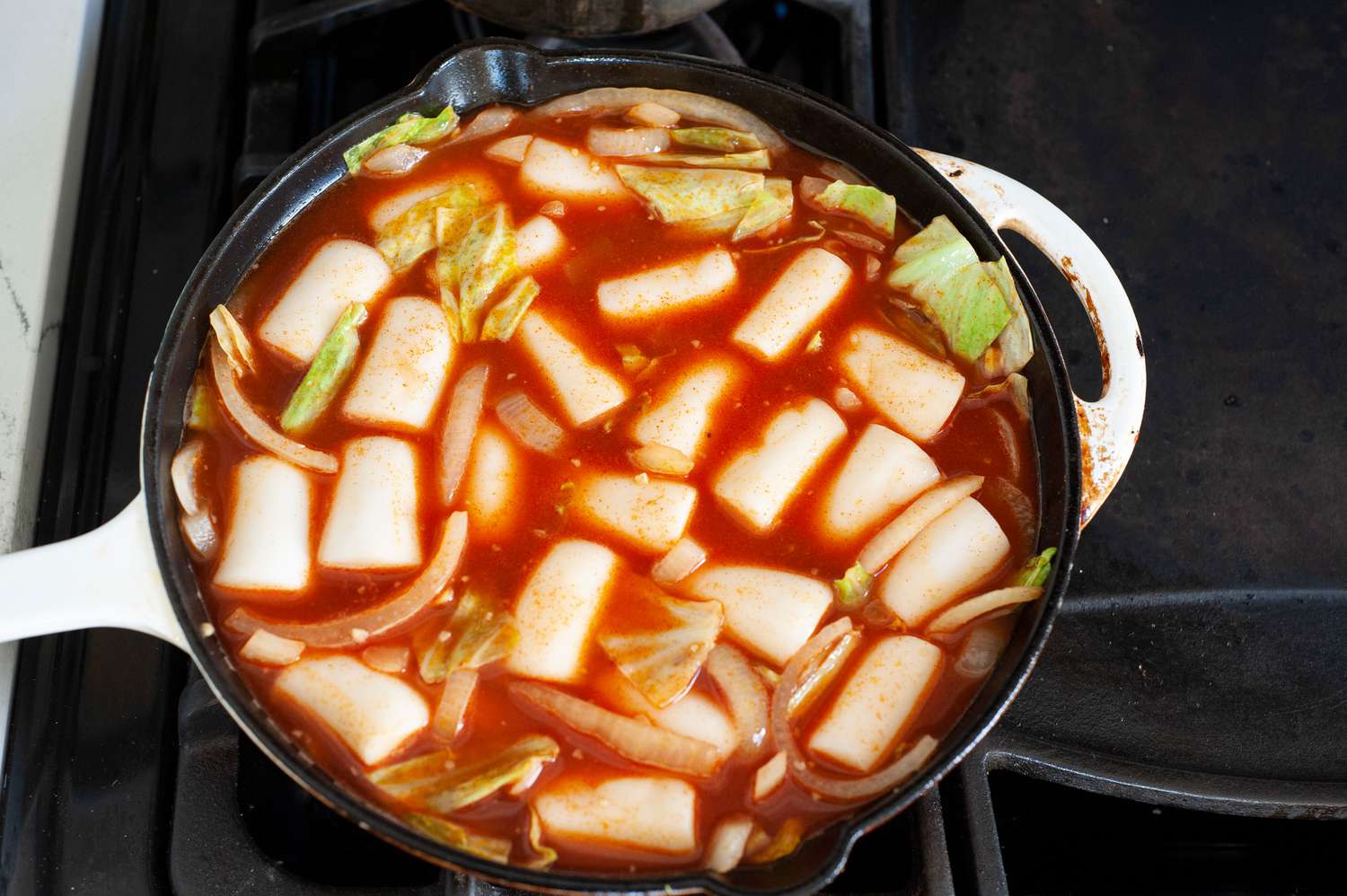 Add the tteok to the vegetables and sauce.