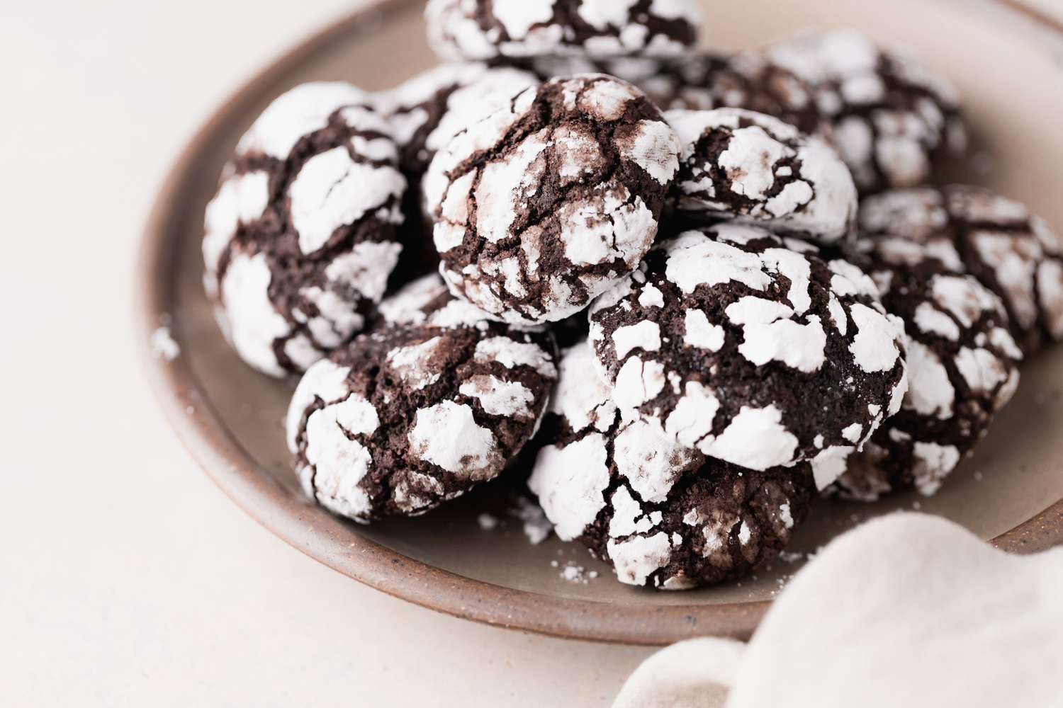 A tan plate of crinkle cookies 