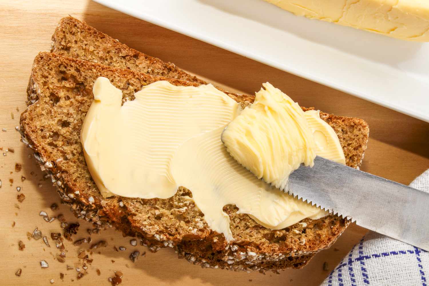 home baked irish wheaten bread with butter and knife8BIM