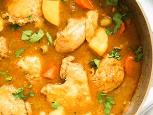 Pollo Guisado in a Caldero