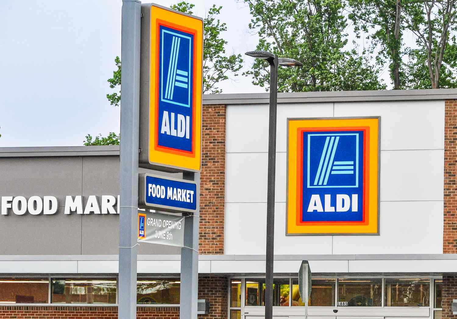Outside view of an ALDI storefront