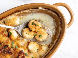Bakes scallops in a creamy sauce served from a baking dish