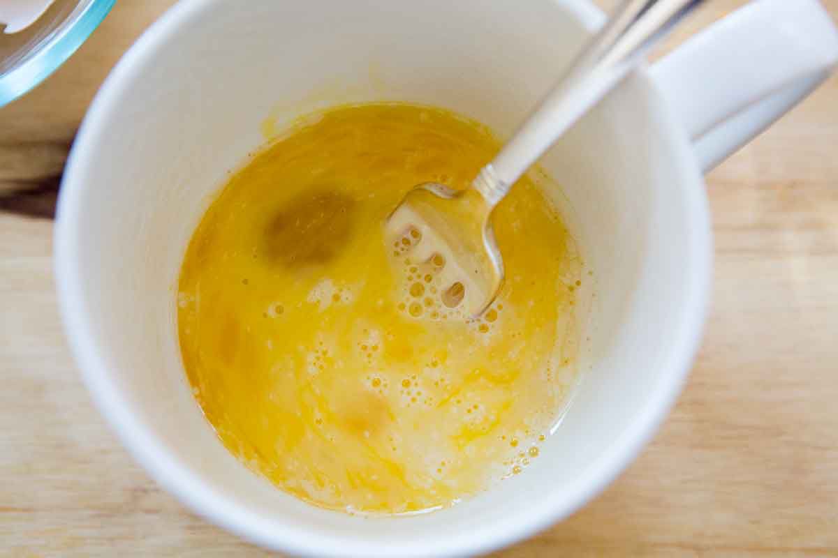 how to cook eggs in the microwave - easy microwave omelette
