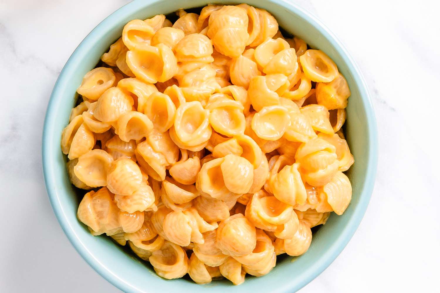 mac and cheese in a bowl 