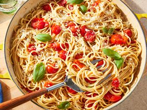 easy pasta pomodoro in a dutch oven