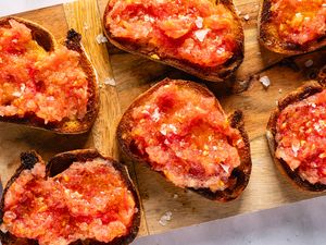 Pan con tomate slices on a wooden board