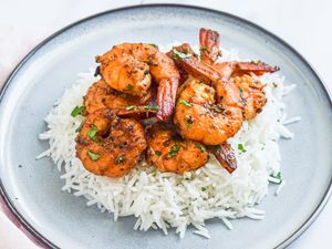 Shrimp seasoned with garlic and pepper on a bed of white rice