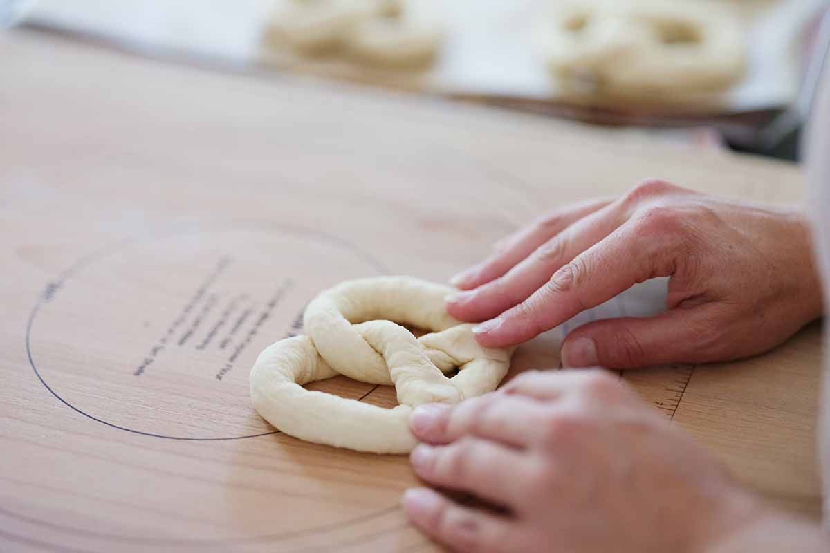 Press the ends of the rope to secure