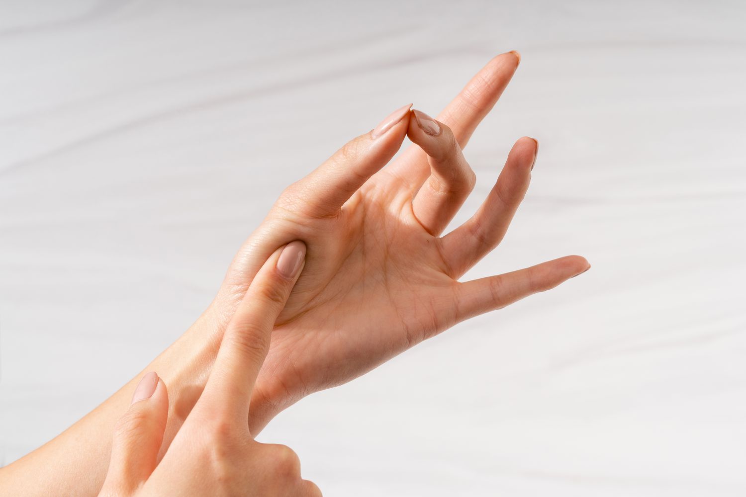 The Finger Test to Check the Doneness of Meat for medium rare