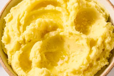 A bowl of creamy mashed potatoes